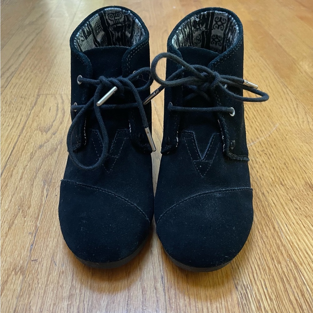 Toms Black Lace—Up Wedge Ankle Boot/Booties Size 7.5